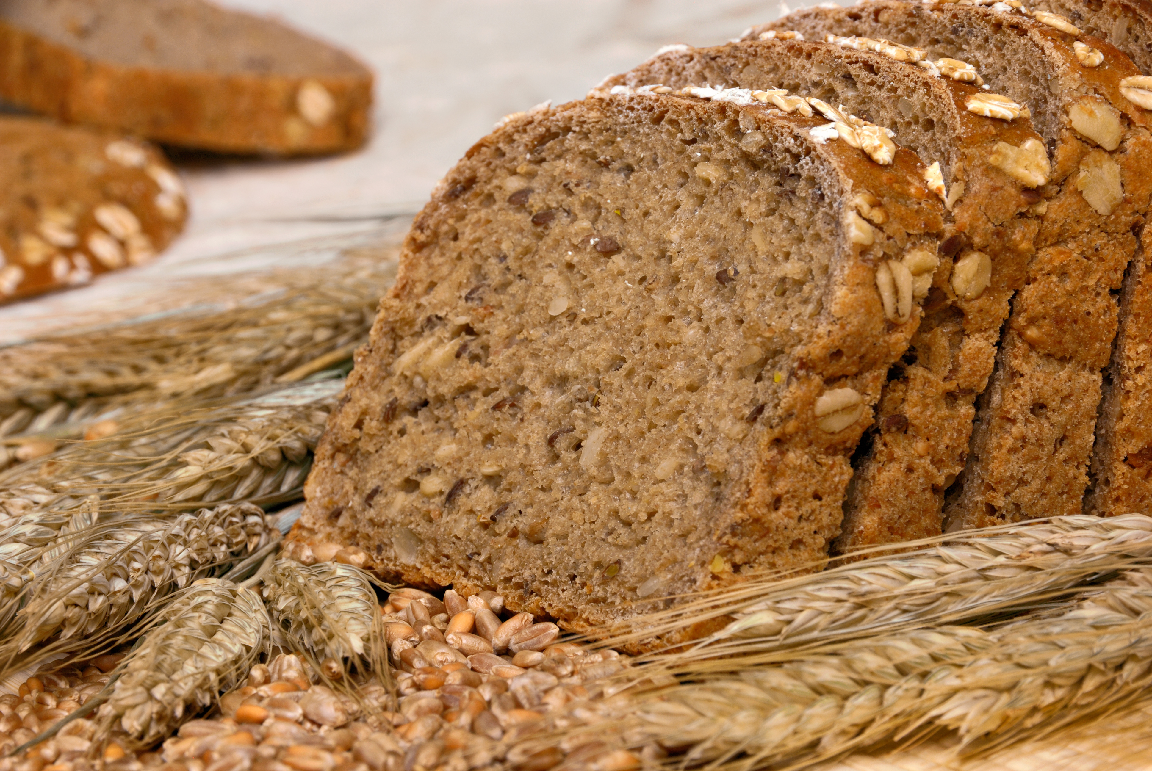 Из какой зерновой культуры делают хлеб. Ржаной цельнозерновой хлеб. Хлеб из цельнозерновых злаков. Цельнозерновой отрубной хлеб. Хлеб со злаками.