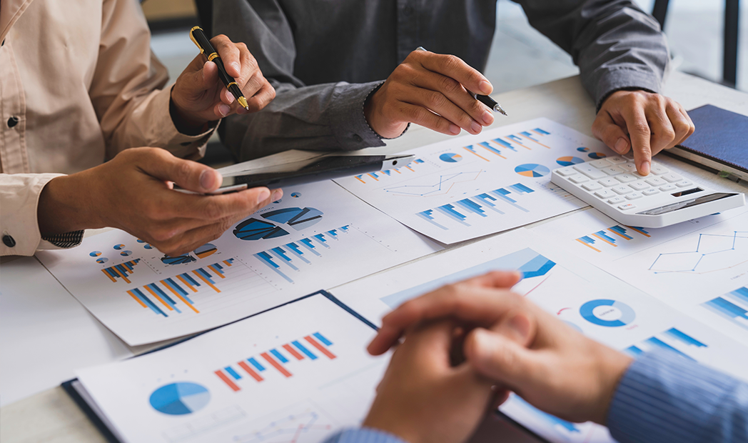 economist accounting money with statistics graphs SI Q1 2023