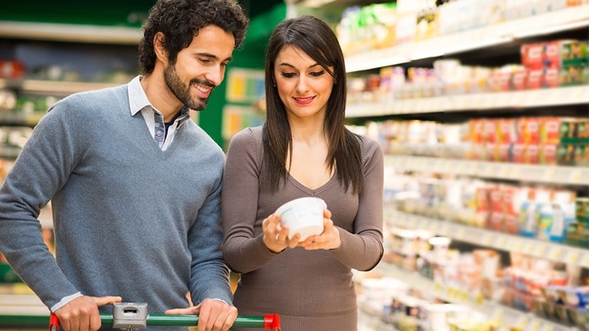 Reformulation - Young couple choosing food in a supermarket